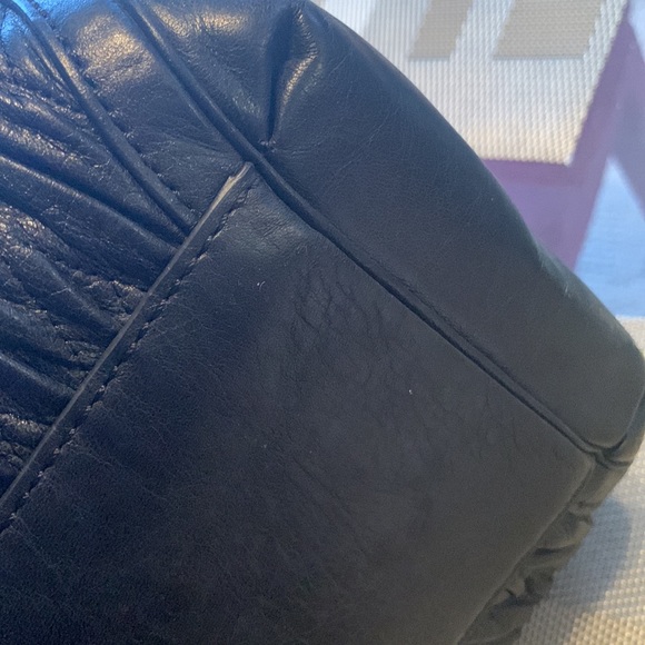 Coach used very few with a dust bag very unique design good size even for travel - Picture 7 of 17